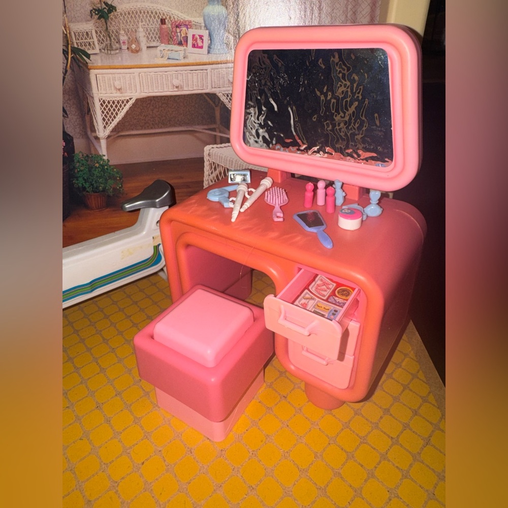 Mattel 1982 Pink Elevator Barbie Townhouse with Furniture & Accessories - Picture 12 of 16
